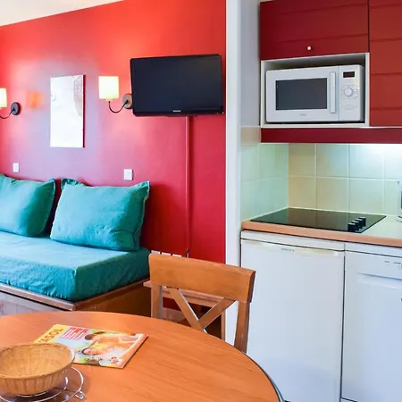 Stunning In With 1 Bedrooms And Outdoor Swimming Pool דירה *