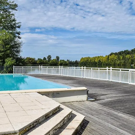 Stunning In With 1 Bedrooms And Outdoor Swimming Pool דירה