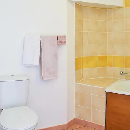 Stunning In With 1 Bedrooms And Outdoor Swimming Pool דירה