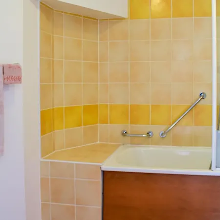 Stunning In With 1 Bedrooms And Outdoor Swimming Pool * מרסיאק